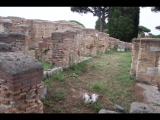 04824 ostia - regio i - insula xiv - caseggiato del mosaico del porto (i,xiv,2) - porticus - bli ri sueden - 09-2023.jpg